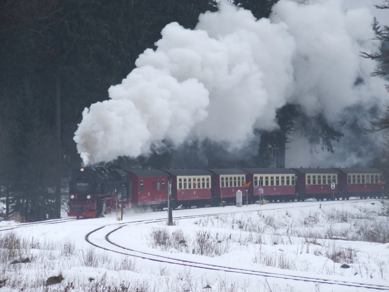 99 7240 verlsst den Bahnhof Drei Annen Hohne und fhrt Richtung Brocken.