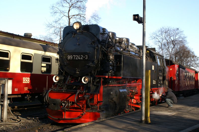 99 7242-3 kurz vor der Abfahrt nach Drei Annen Hohne am 26.12.06 in Wernigerode.