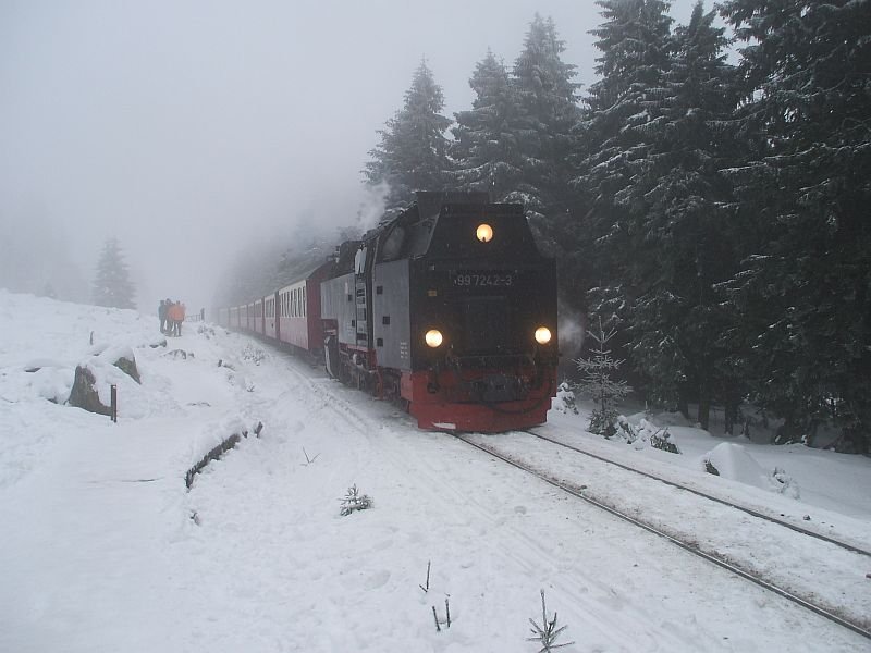 99 7242-3 mit einem talw�rtsfahrenden Zug hat soeben den Brockenbahnhof verlassen. 29.12.2007