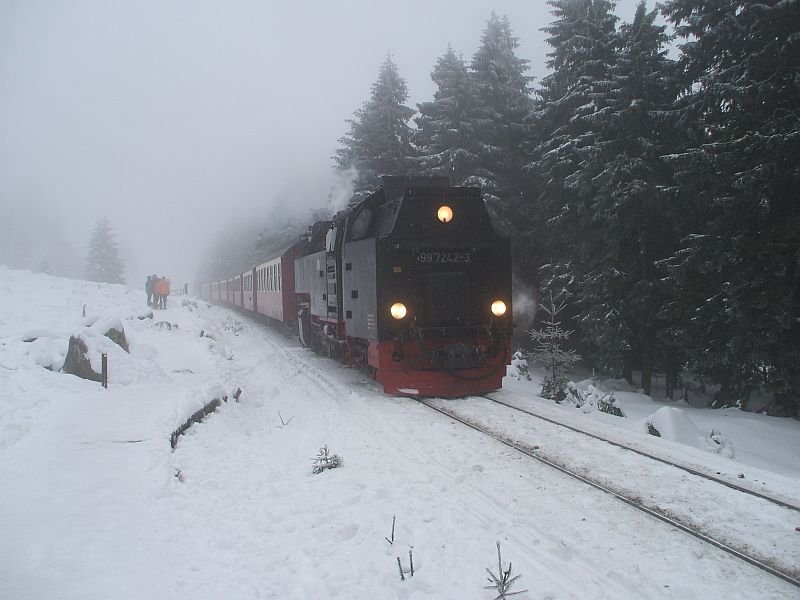 99 7242-3 mit einem talwrtsfahrenden Zug hat soeben den Brockenbahnhof verlassen. 29.12.2007