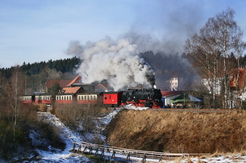 99 7242 bei der Ausfahrt aus Benneckenstein. 