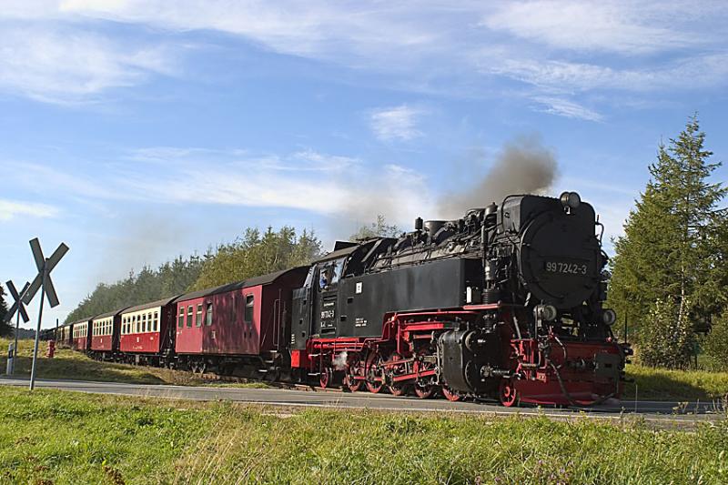 99 7242 fhrt den nachmittglichen Personenzug von Drei Annen Hohne nach Nordhausen in der Nhe von Benneckenstein durch den Harz 18.09.2004