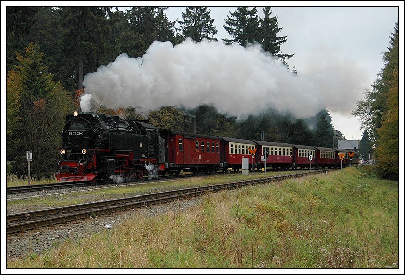99 7243 beim Verlassen von Drei Annen Hohne am 9.10.2007. Leider ist auf der Homepage der HSB bereits der Winterfahrplan, und da ich mir den Sommerfahrplan nicht ausgedruckt habe, kann ich leider keine Zugnummern mehr dazu liefern.