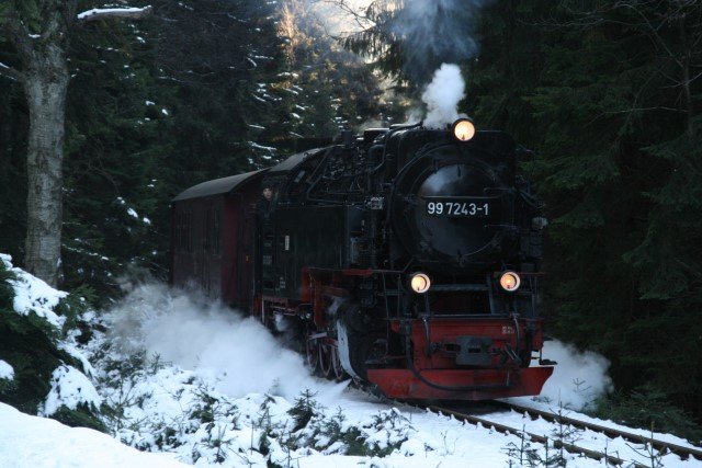 99 7243 mit dem ersten zug zum Brocken kurz hinter Schierke; 22.12.2007










