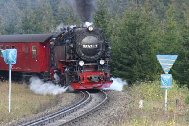 99 7243 mit einem Zug zum Brocken im Dr�ngetal; 29.10.2006