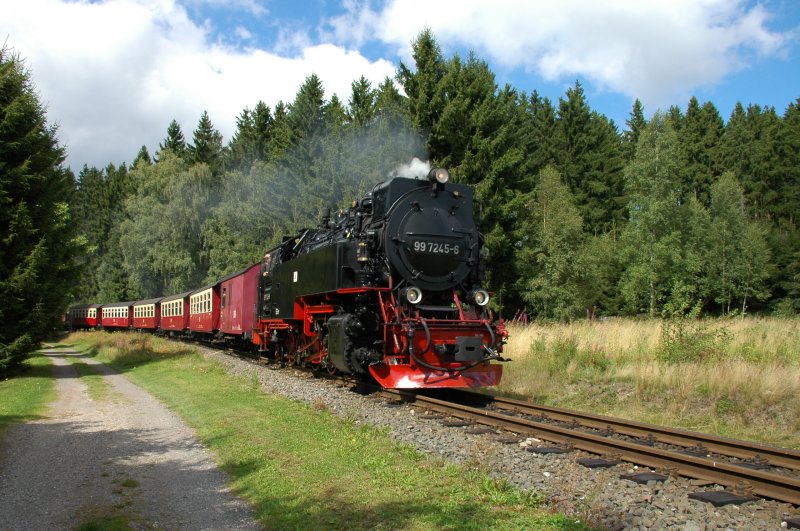99 7245-6 bei der Einfahrt in den Bahnhof Benneckenstein am 21.08.08