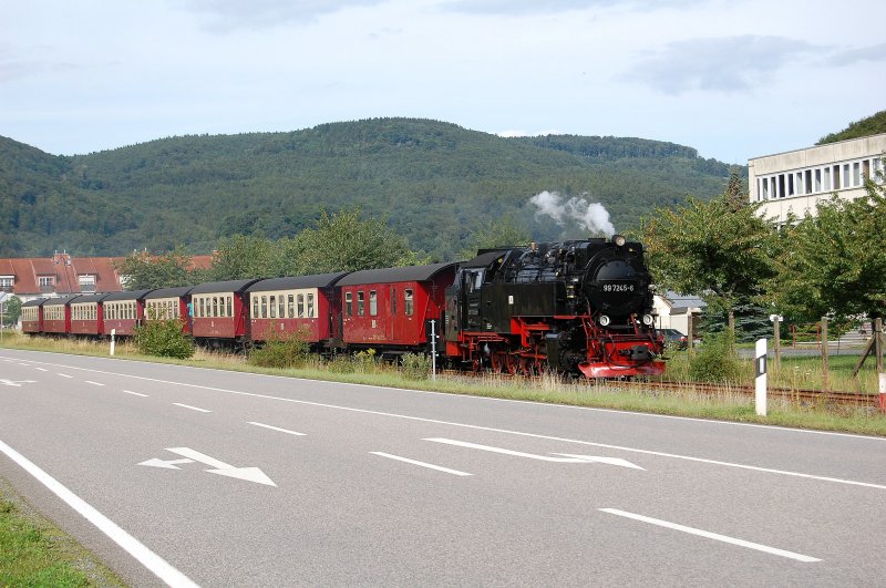 99 7245-6 ist mit ihrem Zug vom Brocken kommend, bei der Fahrt zwischen Ilfeld und Niedersachswerfen, Richtung Nordhausen unterwegs. 28.07.2009