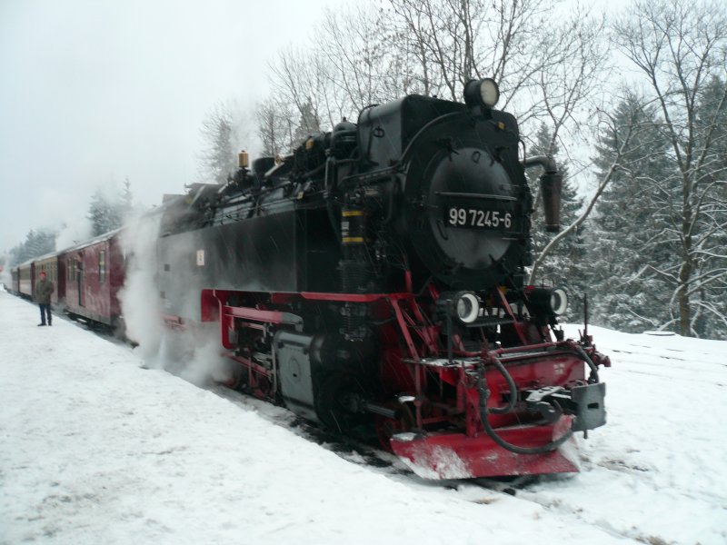 99 7245-6 wartet auf die Ankunft des Brockendampfzuges um nach Nordhausen Nord abzufahren.