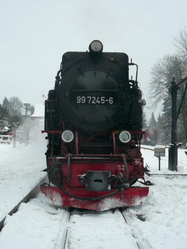 99 7245-6 wartet auf die Ankunft des Brockendampfzuges um nach Nordhausen Nord abzufahren. Rechts, auf Gleis 3, steht der Dampfzug nach Wernigerode, der ebenfalls auf den Zug vom Brocken wartet.