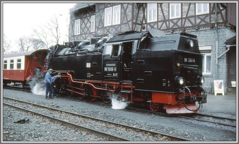 99 7245-6 wir in Harzgerode fr die Rckfahrt nach Alexisbad wieder fit gemacht. (Archiv 12/94)