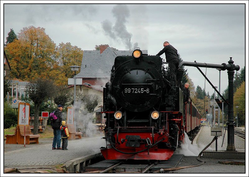 99 7245 beim planmigen Halt in Drei Annen Hohne am 9.10.2007. Der Aufenthalt in Drei Annen Hohne wird sowohl bei der Hin-, als auch bei der Rckfahrt zum Wasserfassen genutzt.

