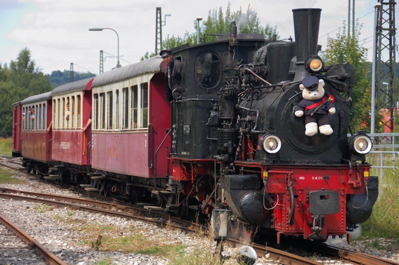 99 7302 macht sich mit ihrem illustren Nostalgiezug auf den Weg von Amstetten nach Oppingen. (17.08.2008).