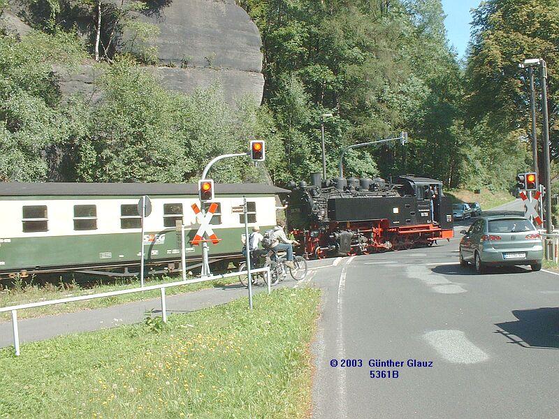 99 731 mit Personenzug auf dem Bahnbergang zwischen Kurort Oybin und Teufelsmhle. Dieser Bahnbergang hat jetzt endlich eine Blinklichtanlage. In dieser Galerie befindet sich eine Aufnahme von 1992 vom gleichen bergang mit gleicher Lok, damals noch 99 1731. (Bild E0040B)