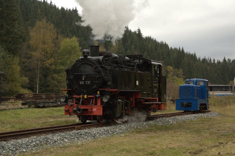 99 731 stand am 04.10.09 in Schnheide Sd fhr Fhrerstandsmitfahrten zur Verfgung. Die V 10C wirkt neben den  Sachsenbullen  geradezu winzig.