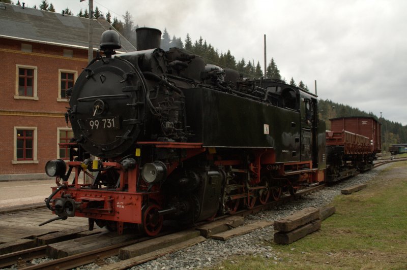 99 731 stand am 04.10.09 mit ihren kurzem Gterzug in Schnheide Sd.