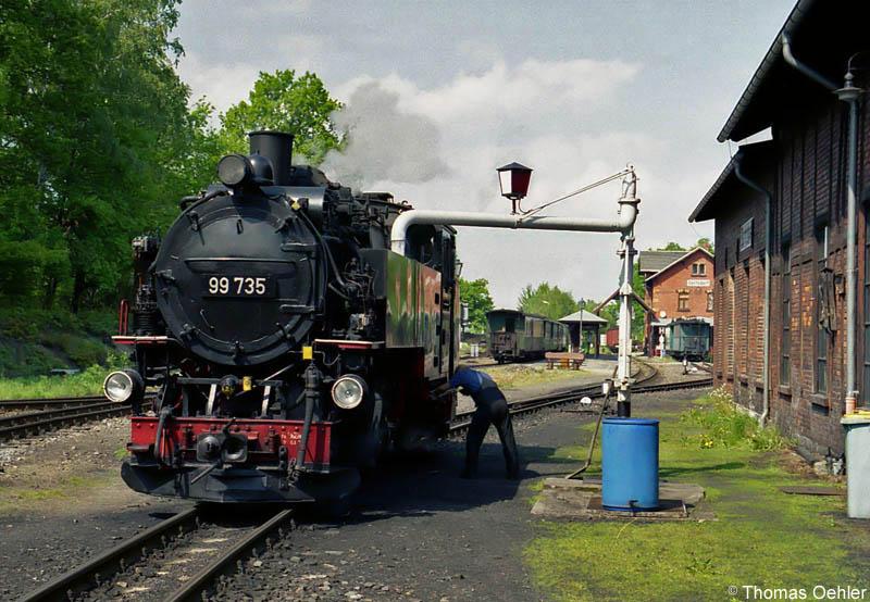 99 735 bekommt im Bf Bertsdorf fr die anschliessende Bergfahrt nach Jonsdorf ihren Wasservorrat aufgefllt, Mai 2005.