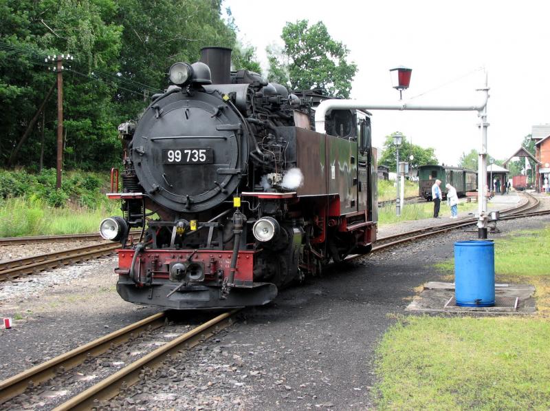 99 735 in Bertsdorf beim Wasser tanken (am 23.07.2005)