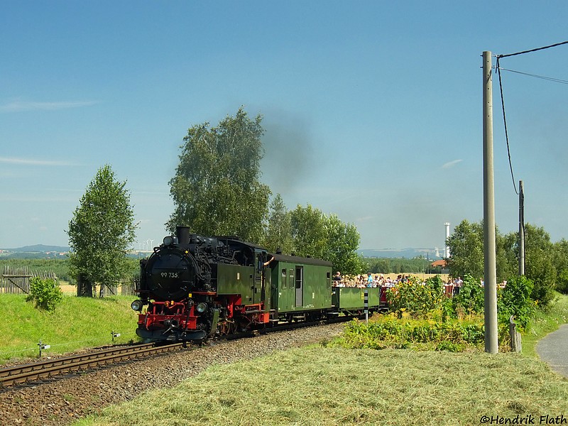 99 735 dampft mit dem Aussichtswagen-Zug am 02.08.2009 durch die Ortslage von Olbersdorf-Oberdorf.