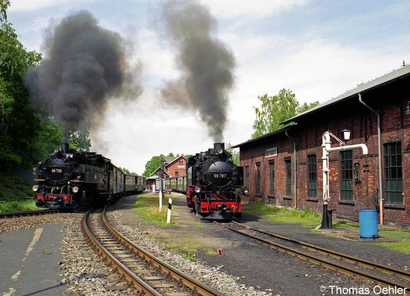 99 735 u. 99 787 vollfhren die bekannte Doppelausfahrt aus dem Bf Bertsdorf im Mai 2005. 3 Versuche waren fr das Foto ntig, bis Petrus ein Einsehen hatte und keine Wolke genau im falschen Moment vor die Sonne schob!