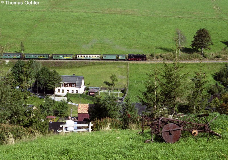 99 747 fhrt mit ihrem Zug am 10.09.06 auf der langen Gerade zwischen Unterneudorf und Neudorf. Diese Stelle eignet sich brigens wunderbar zum Videofilmen, da man den Zug fast 2km lang mit der Kamera verfolgen kann.