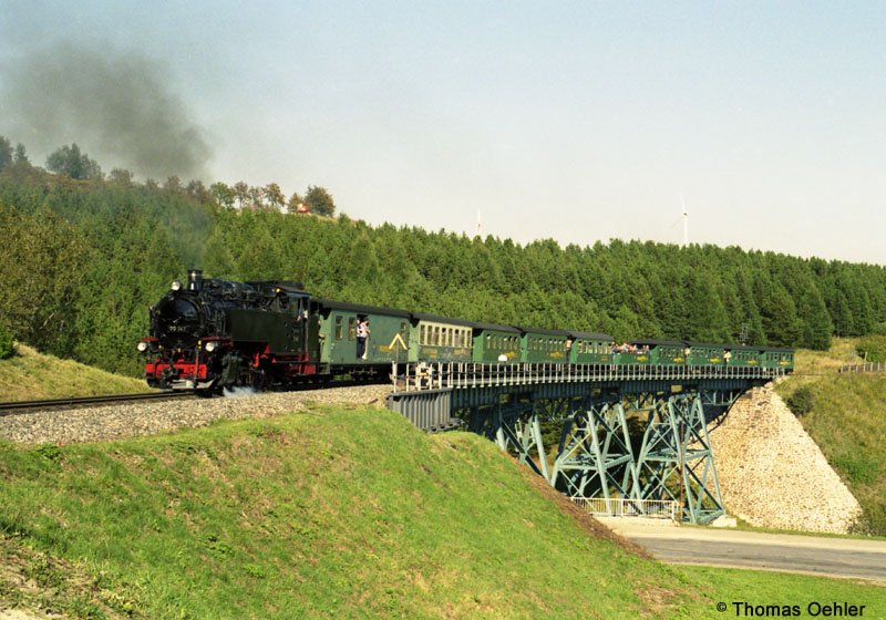 99 747 hat am 10.09.06 nur noch wenige Meter bis zum Endpunkt Oberwiesenthal zur�ckzulegen, als sie am 10.09.06 das H�ttenbachtalviadukt bef�hrt.