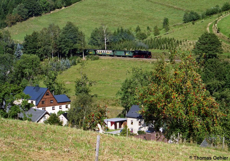 99 747 hat soeben mit ihrem Zug den Hp Unterneudorf verlassen, 10.09.06.