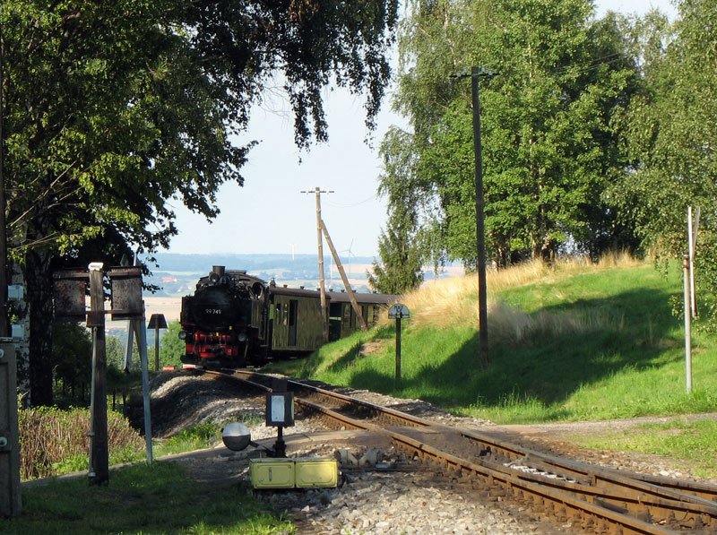 99 749 (schs. VII-K) mit Zug 210 nimmt die letzte Kurve vor Einfahrt in den Bahnhof Kurort Jonsdorf - 13.08.2007
