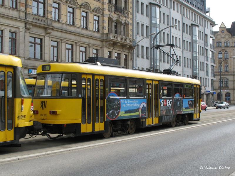 99 758 grüßt vom Tatra-Triebwagen 224 202, der als Werbeträger für die SOEG  Mit der Bimmelbahn ins Zittauer Gebirge  fungiert - Dresden, 05.04.2006
