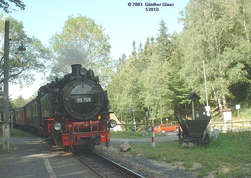 99 758 mit Personenzug f�hrt am 15.07.2003 in die Haltestelle Teufelsm�hle ein, Strecke Zittau - Bertsdorf - Kurort Oybin.