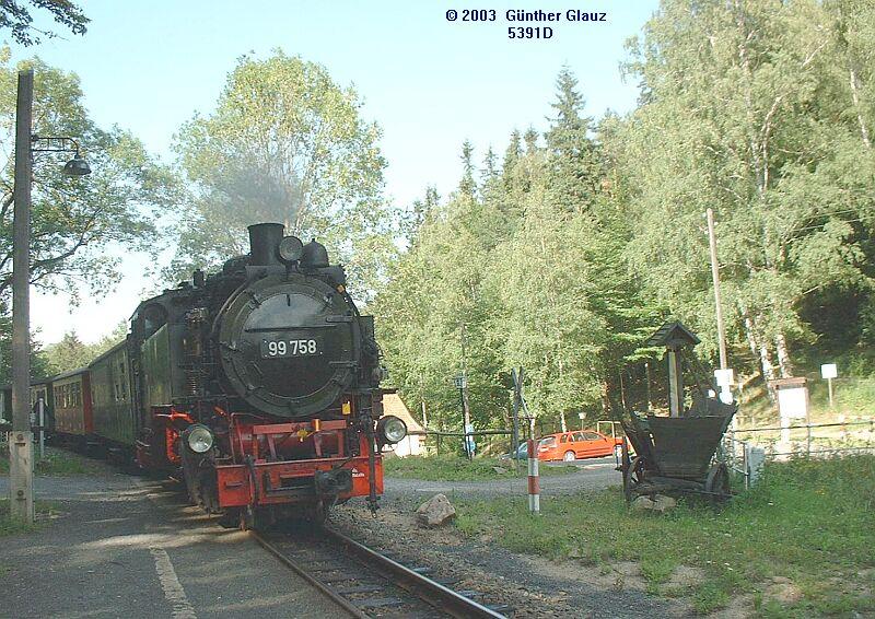 99 758 mit Personenzug fhrt am 15.07.2003 in die Haltestelle Teufelsmhle ein, Strecke Zittau - Bertsdorf - Kurort Oybin.