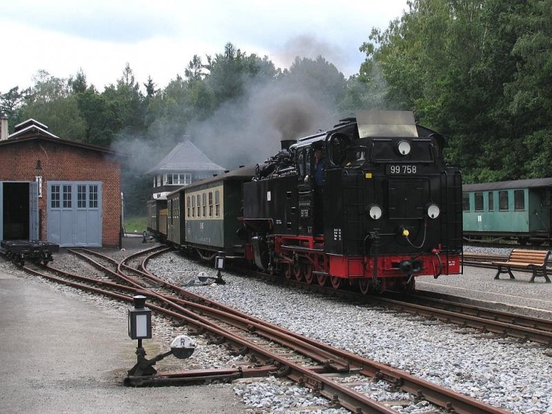 99 758 der Schsichs-Oberlausitzer Eisenbahngesellschaft mBh mit Zug 202 Kurort Oybin-Bertsdorf auf Bahnhof Bertsdorf am 12-7-2007.