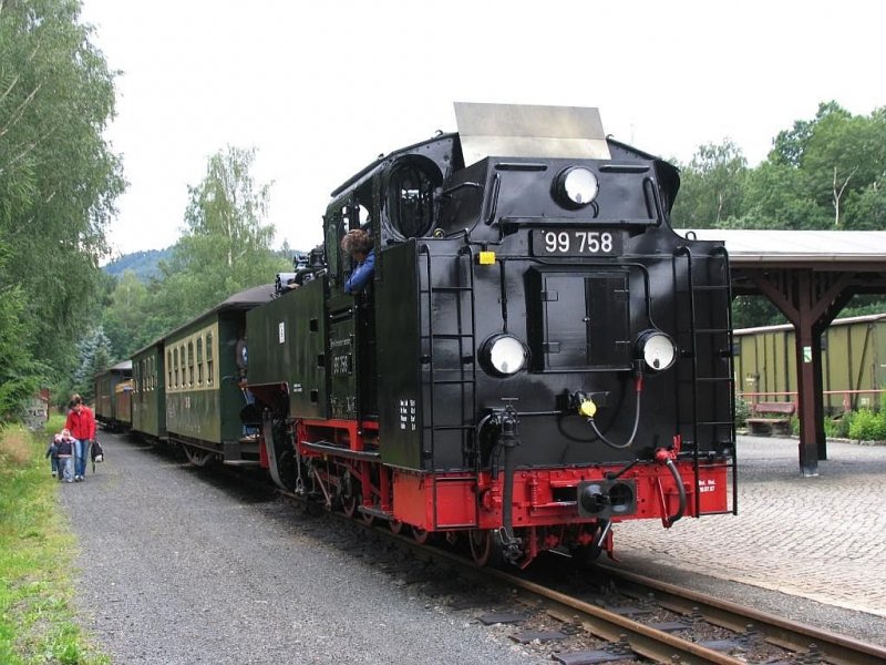 99 758 der Schsichs-Oberlausitzer Eisenbahngesellschaft mBh mit Zug 207 Kurort Oybin-Zittau auf Bahnhof Bertsdorf am 12-7-2007.