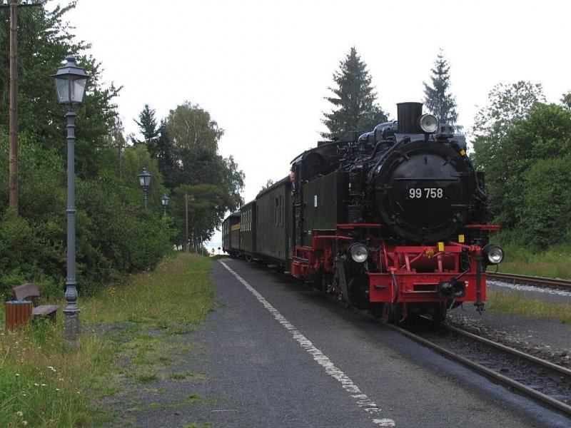 99 758 (Schsichs-Oberlausitzer Eisenbahngesellschaft mBh) mit Zug 210 Zittau-Kurort Jonsdorf auf Bahnhof Kurort Jonsdorf am 12-7-2007.