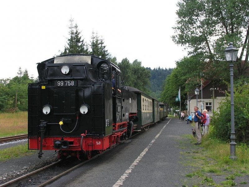99 758 der Schsichs-Oberlausitzer Eisenbahngesellschaft mBh mit Zug 313 Kurort Jonsdorf-Bertsdorf auf Bahnhof Kurort Jonsdorf am 12-7-2007.