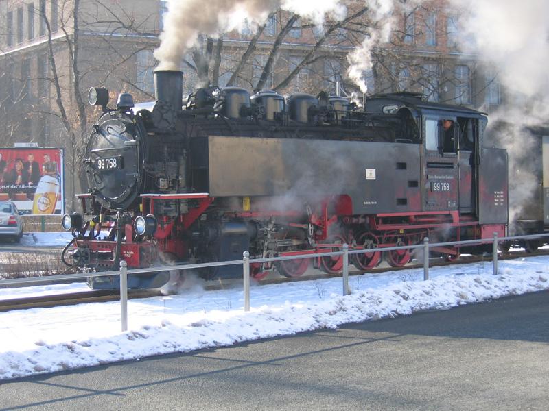 99-758 in Zittau am 4. Februar 2005 unmittelbar vor der Bereitstellung