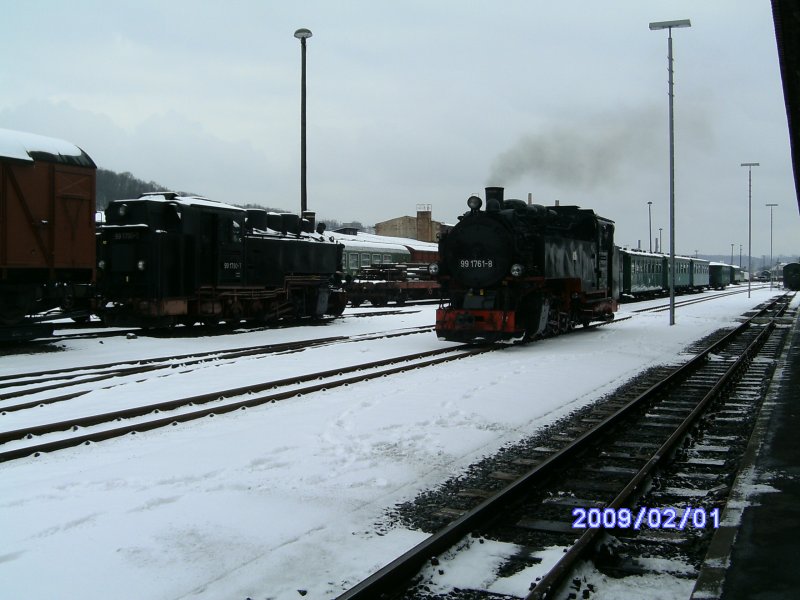 99 761 wird den Personenzug nach Dipoldiswalde bespannen.