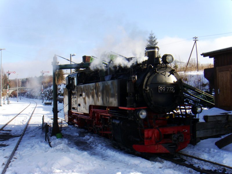 99 772 beim Auffllen der Vorrte am 16.01.2009 im Bahnhof Cranzahl