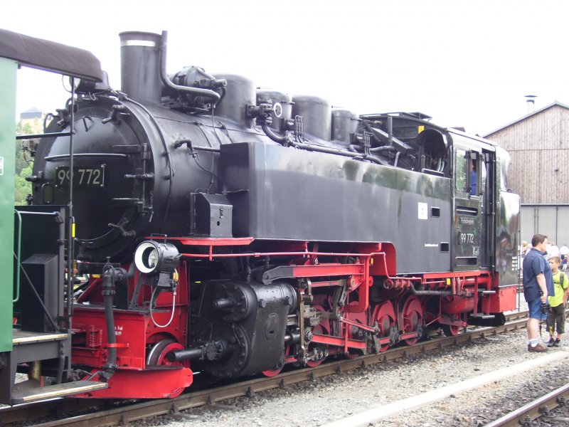 99 772 kurz vor der Abfahrt nach Cranzahl im Bahnhof Oberwiesenthal am 01.06.08.