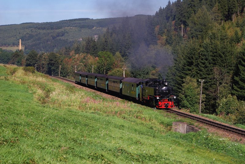 99 772 mit dem SDG 1007 bei Hammerunterwiesenthal (24.08.2009)