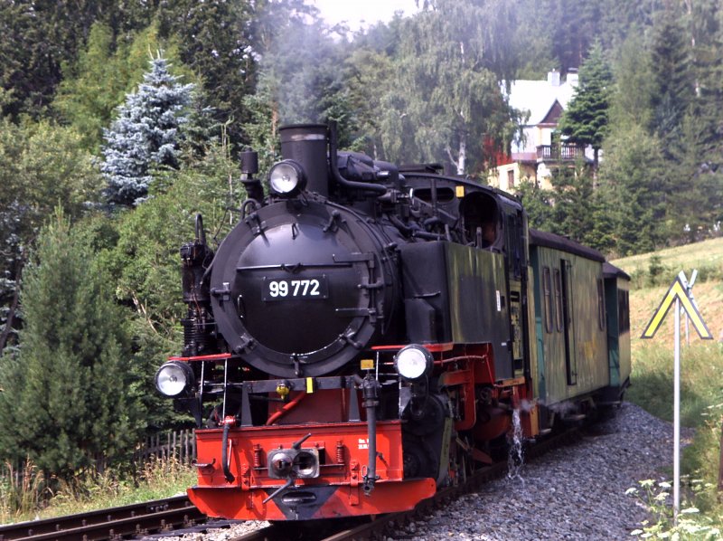 99 772 mit Personenzug aus Cranzahl fhrt am 26.07.2006 am Hp 
Neudorf (Erzgeb) ein. 