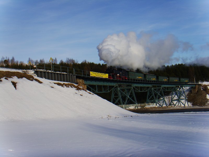99 772 berquert mit ihrem Personenzug den 23 m hohen und 110 m langen Jungfernbachtalviadukt kurz vor dem Bahnhof Oberwiesenthal.