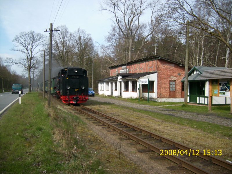 99 773 auf der Fahrt nach Ghren. Hier am Hp Phillipshagen, dessen Bahnhofsgebude leider immer mehr Verfllt. 