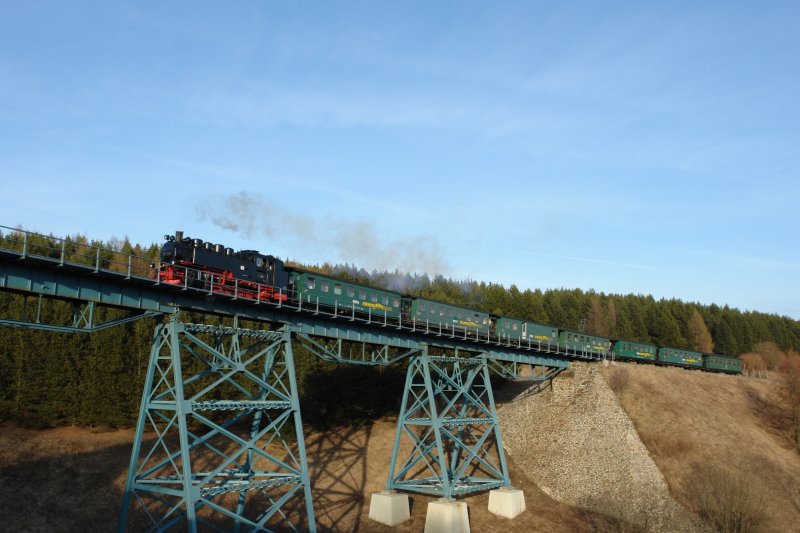 99 773 hat auf dem H�ttenbachviadukt am 23.02.08 ihr Ziel, den Bahnhof Kurort Oberwiesenthal, fast erreicht. Die letzte Steigung �berwindet sie mit Bravour an diesem fr�hlingshaften Tag.