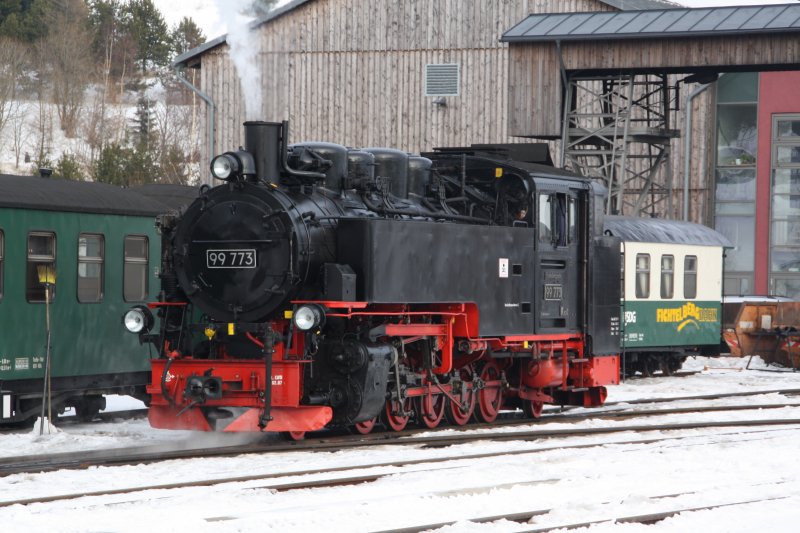 99 773 vor dem neu gebauten Lokschuppen von Oberwiesenthal am 17.01.09.