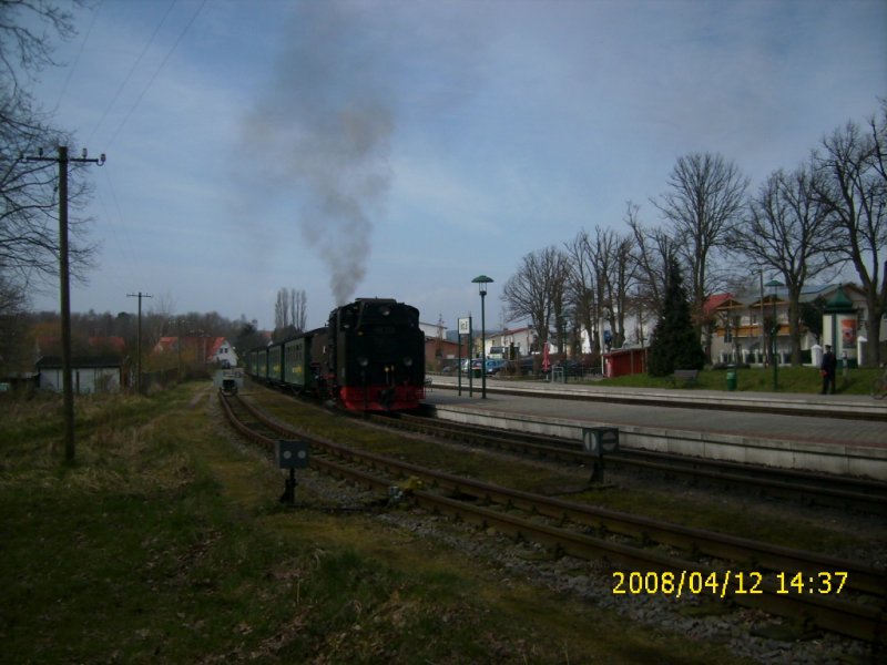 99 773 vor P107im Bf Binz LB. Der �bergangsverkehr der PRESS auf dem Rasenden Roland nach dem Osteransturm mit weniger Fahrzeugen abgewickelt werden. Man beachte: Der Gep�ckwagen aus J�stadt  l�uft nicht am Zugschluss mit sondern als vorletzter Wagen. 