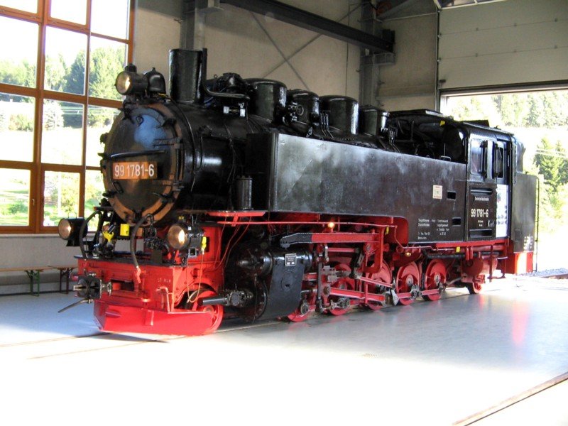 99 781 in der Fahrzeughalle der Pressnitztalbahn, J�hstadt 09.09.06