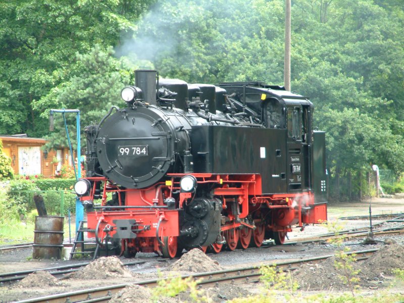 99 784 am 8.8.2005 im Bahnhof Ghren