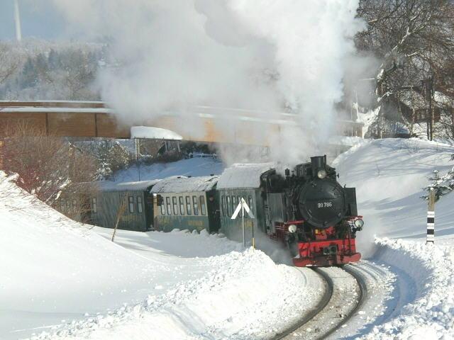 99 786 am 06.02.2005 kurz vom Bahnhof Oberwiesenthal.