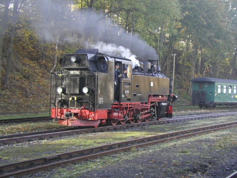 99 786 im Bahnhof Cranzahl auf der Fahrt zum Wagenzug