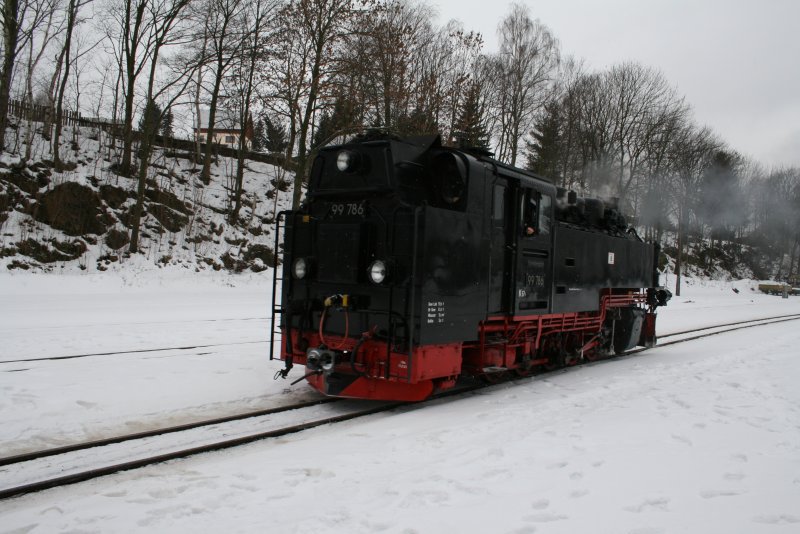 99 786 setzt sich bei sehr tr�ben Wetter vor ihren Zug,den sie nach Oberwiesenthal bringt.Cranzahl am 31.01.09.